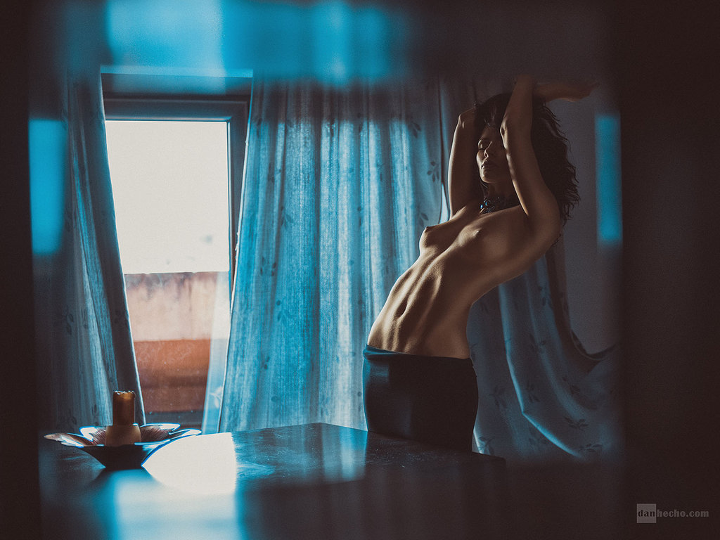 1024x768, 142 Kb / DanHecho, брюнетка, свечка, ваза, стол, занавески, потягушки