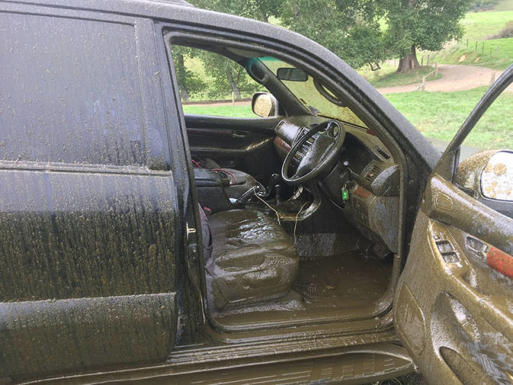 740x555, 125 Kb / авто, салон, грязь