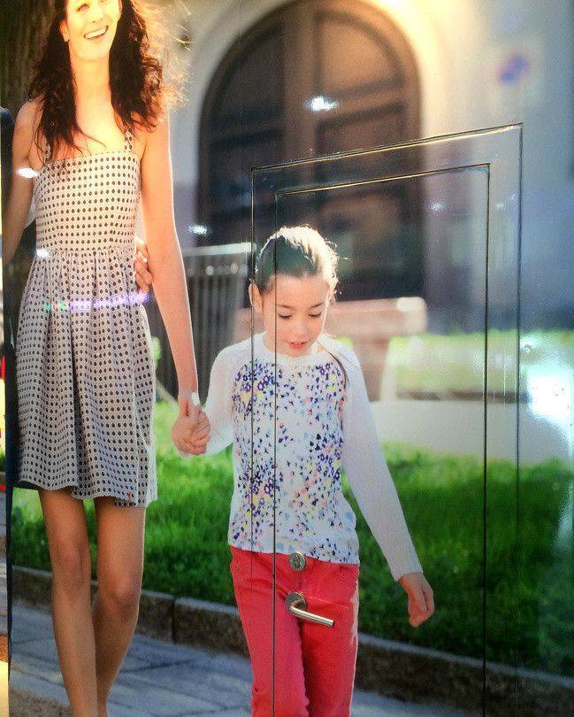 649x810, 93 Kb / семья, девочка, наклейка, дверь, ручка