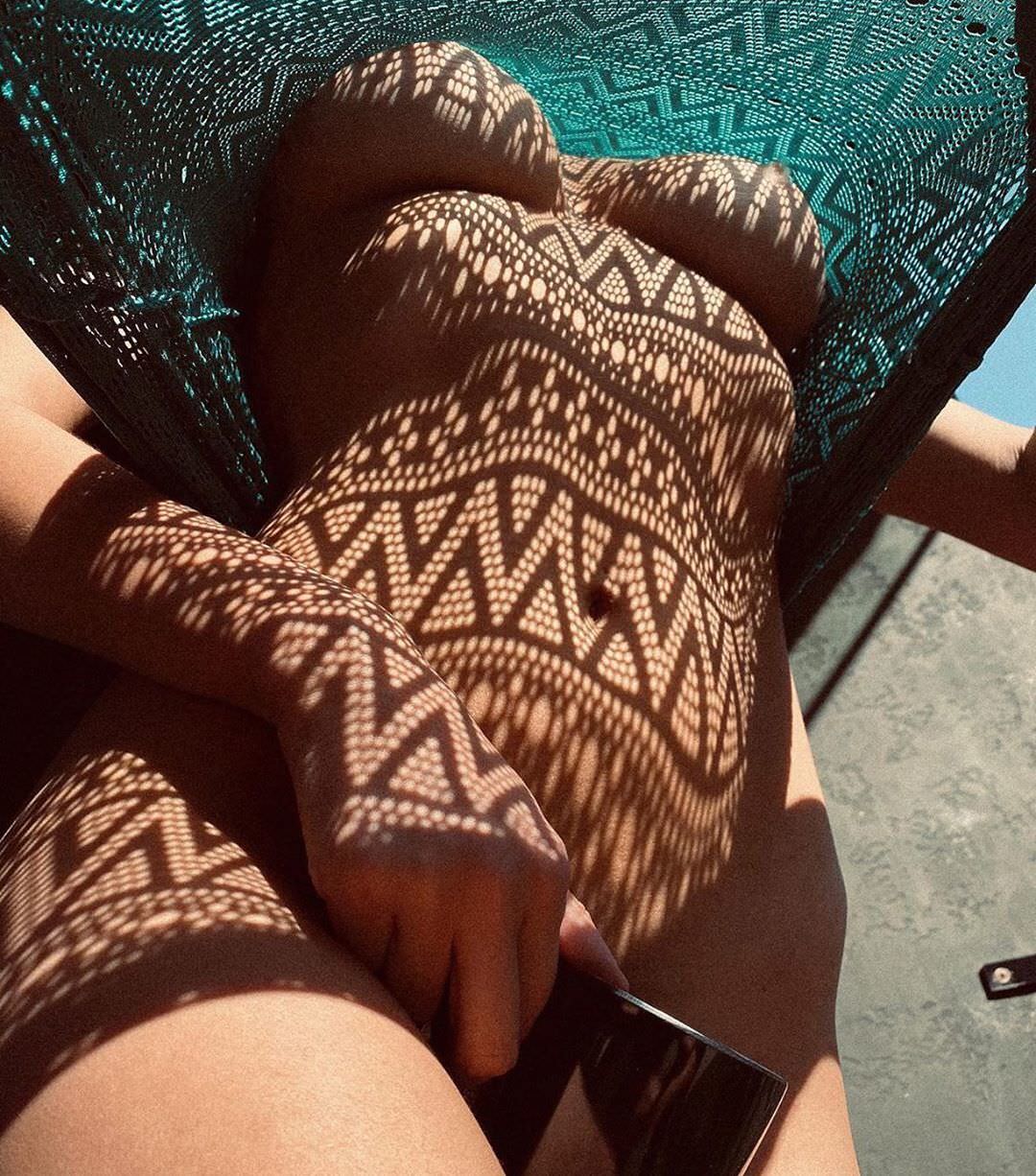 1080x1226, 268 Kb / платье, тень, снизу, солнце, прозрачное, узор, телефон