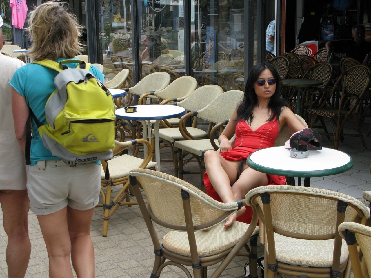 1280x960, 292 Kb / прохожий, рюкзак, кафе, столик, кресло, посетитель, красный