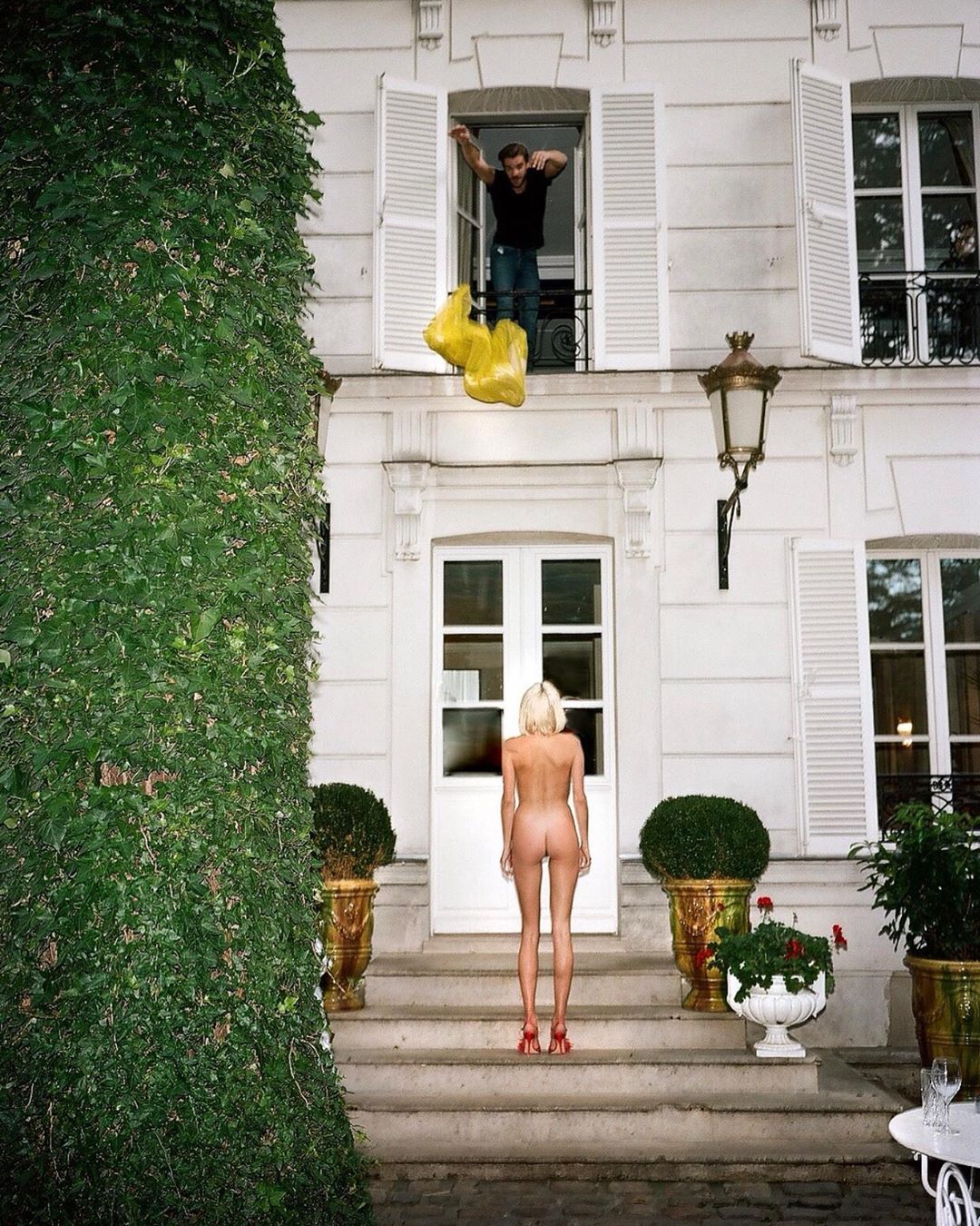 1080x1350, 336 Kb / дом, вазон, светильник, зелень, ступени, довыёбывалась