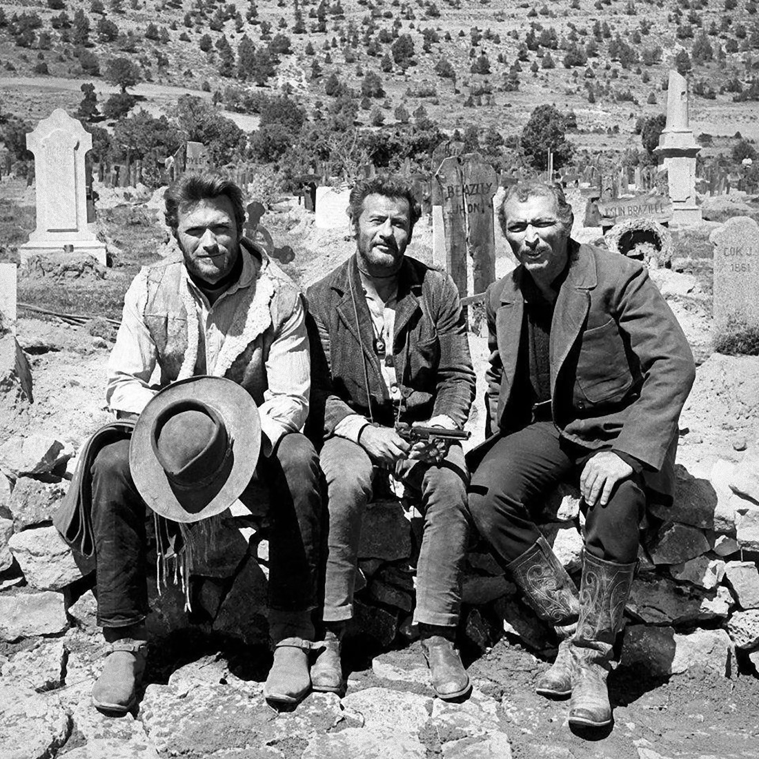 1100x1100, 485 Kb / Клинт Иствуд, Илай Уоллак, Ли Ван Клиф, Clint Eastwood, Eli Wallach, Lee Van Cleef, ч/б, кладбище, памятник, камень, шляпа, револьвер, сапоги, прищур, тень