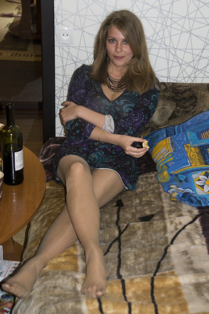 666x1000, 139 Kb / Девушка, милая, колготки, бывшая, улыбка