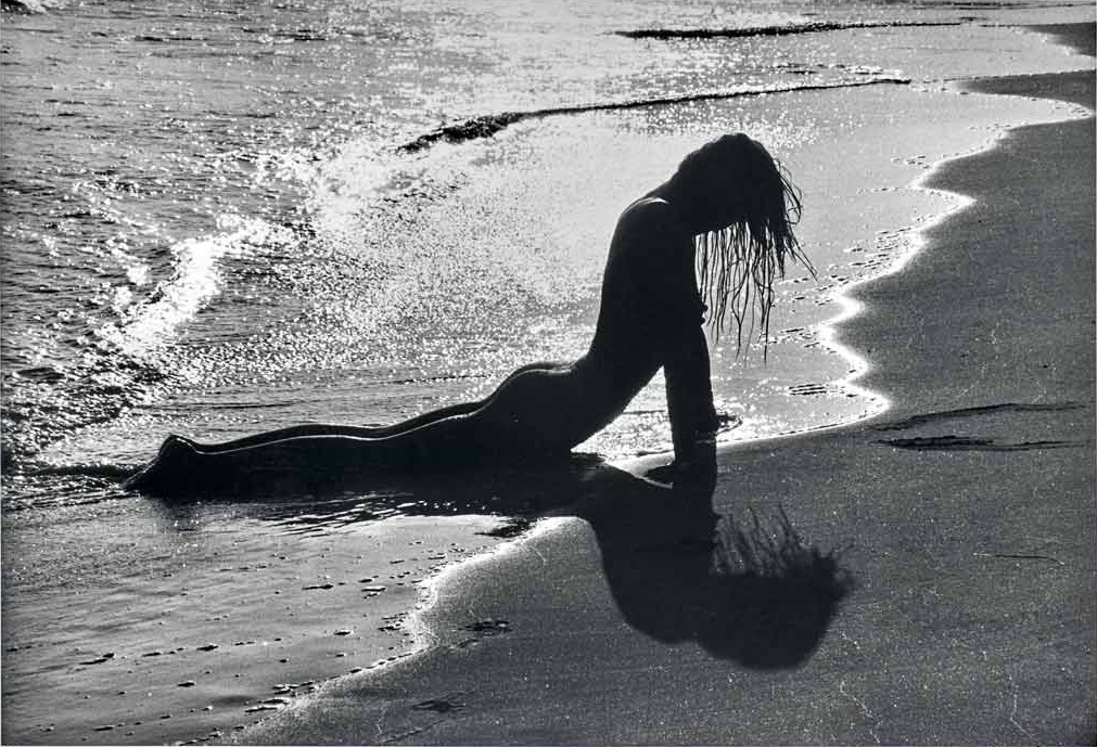 1011x689, 278 Kb / женщина, воды, песок, тень, ч/б