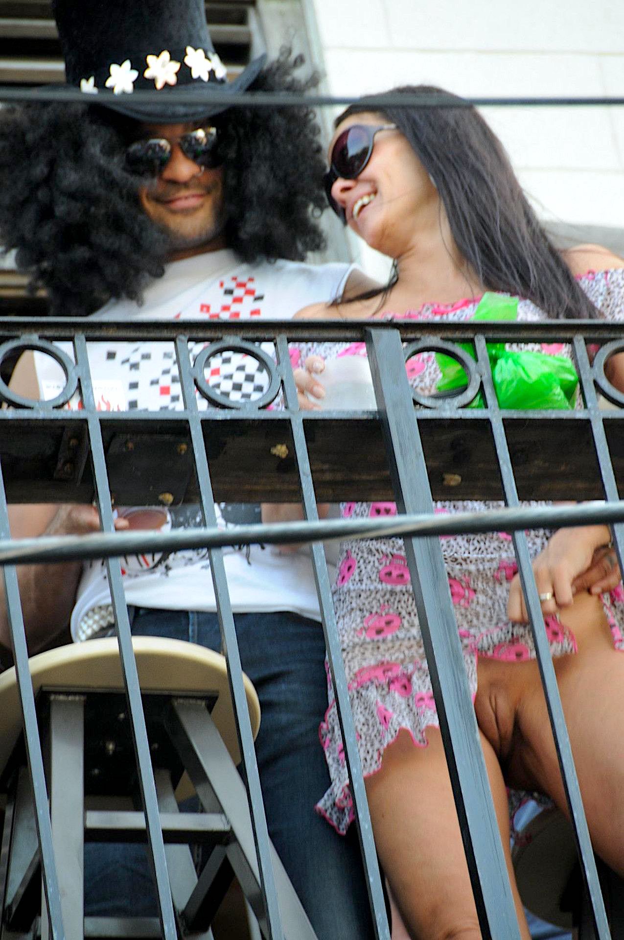 1275x1920, 321 Kb / ограда, волосатость, очки, шляпа, табурет, вареник, пизда