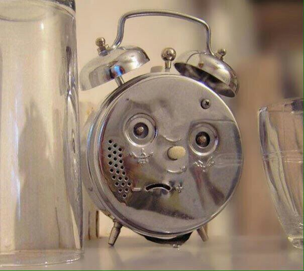 605x539, 57 Kb / будильник, лицо, парейдолия