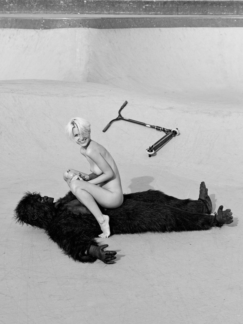 811x1081, 139 Kb / горилла, голая, самокат, ч/б, Eva Gii