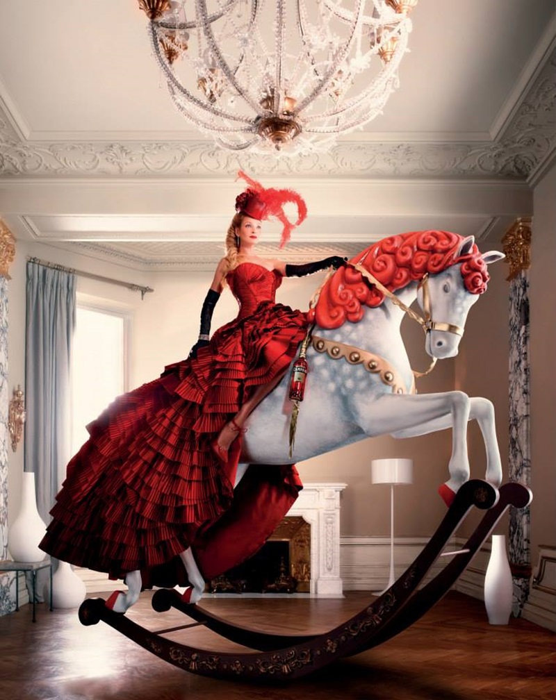 800x1008, 217 Kb / лошадка, наездница, платье, красное, бутылка, окно, люстра, ума турман