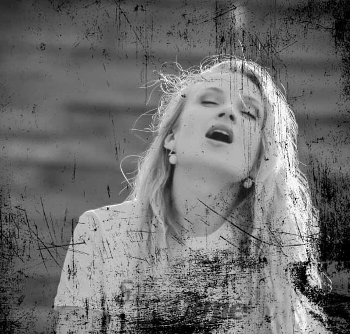 720x687, 121 Kb / Ч/б, девушка, чихает