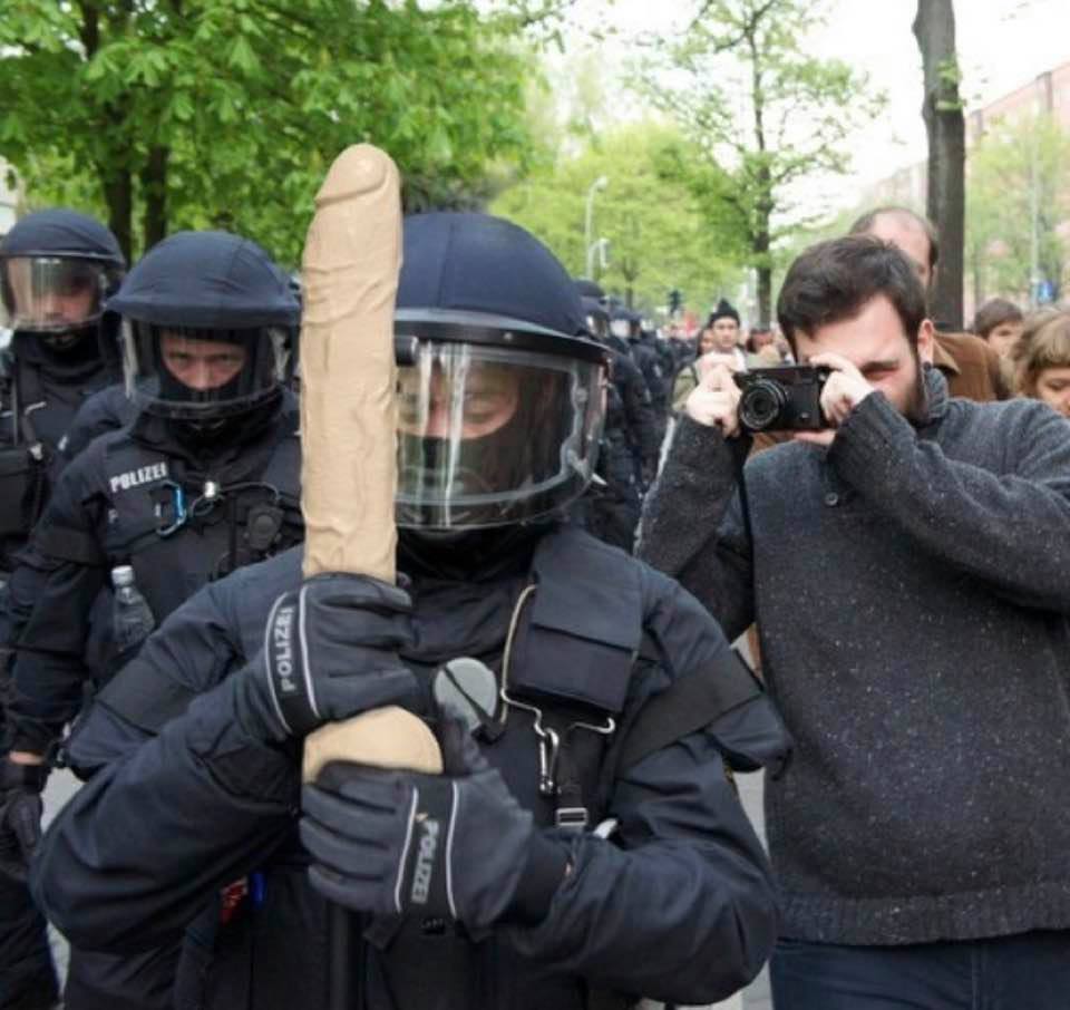 960x906, 80 Kb / полиция, дилдо, шлем, шествие