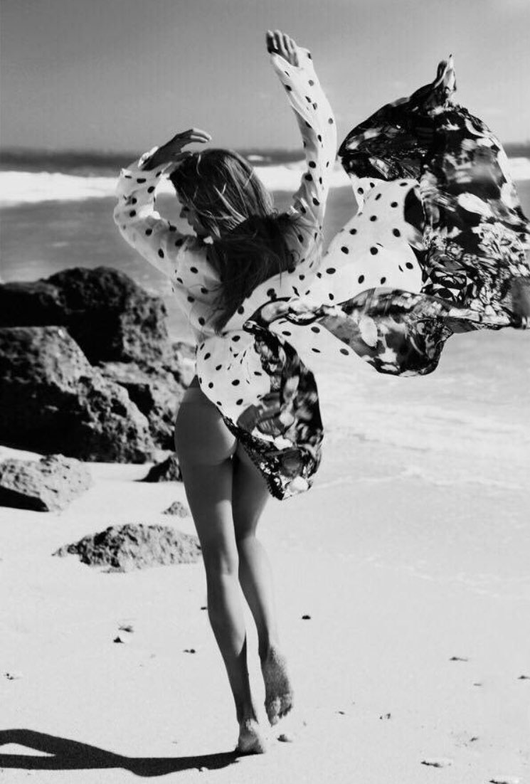 745x1102, 519 Kb / женщина, пляж, камни, вода, туника, небо, ч/б