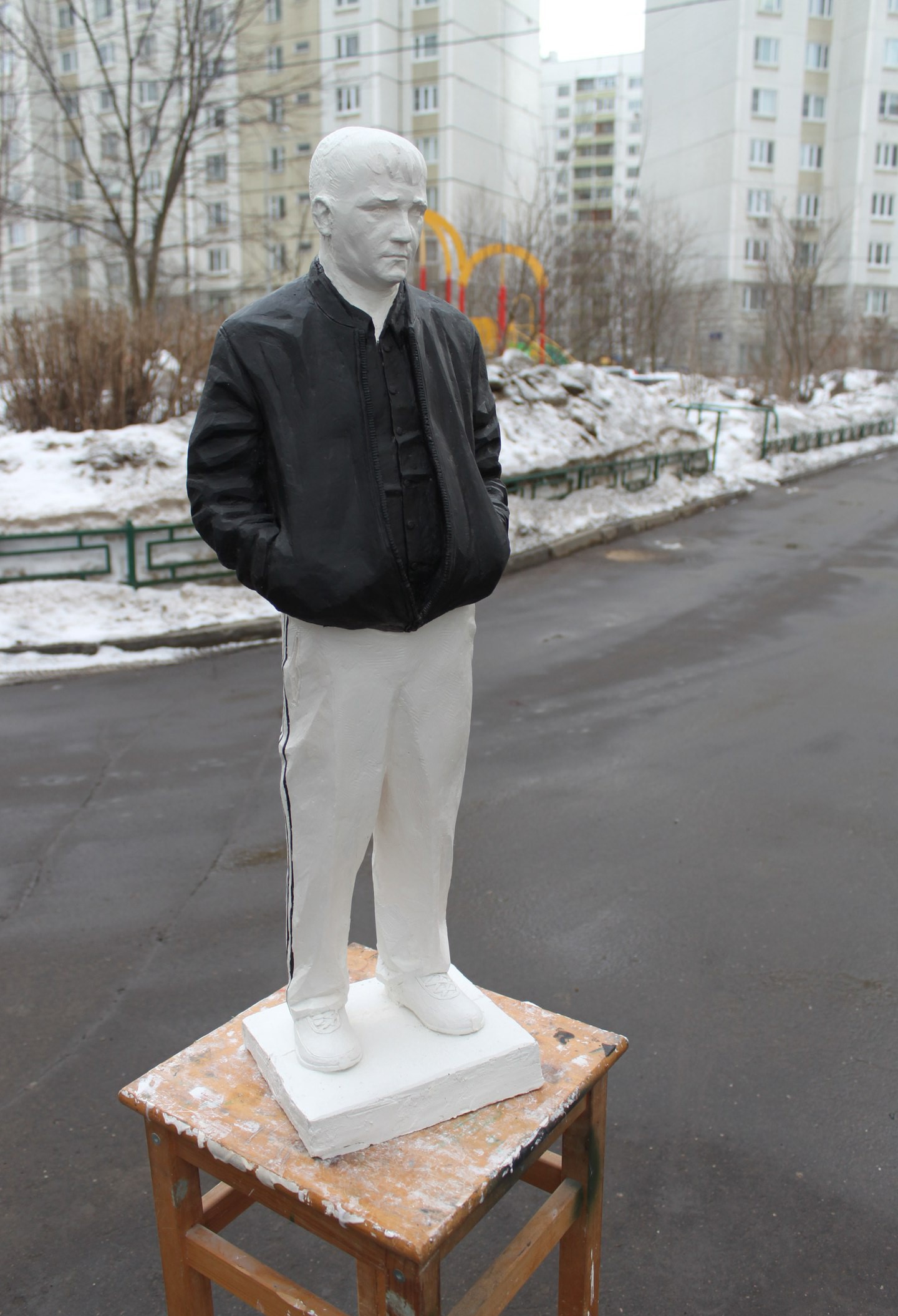 1440x2110, 383 Kb / Свидетель, памятник, куртка, табурет, Фрязино