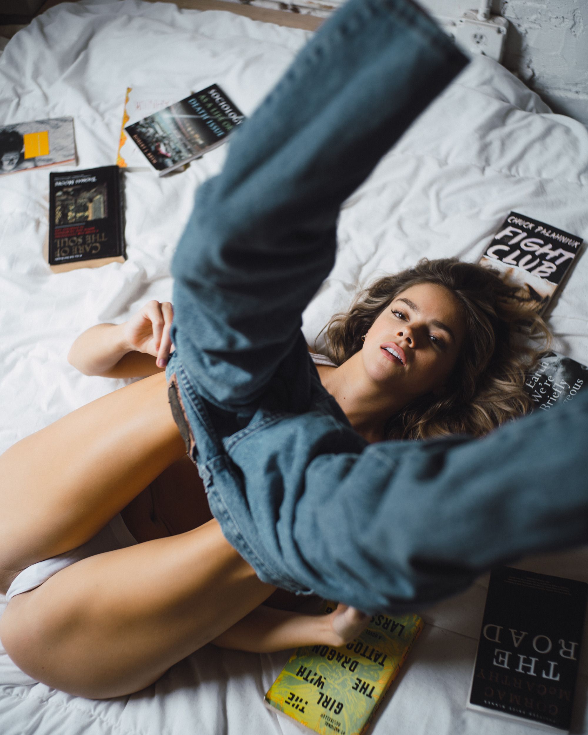 2000x2500, 394 Kb / книга, постель, джинсы, трусы, постель