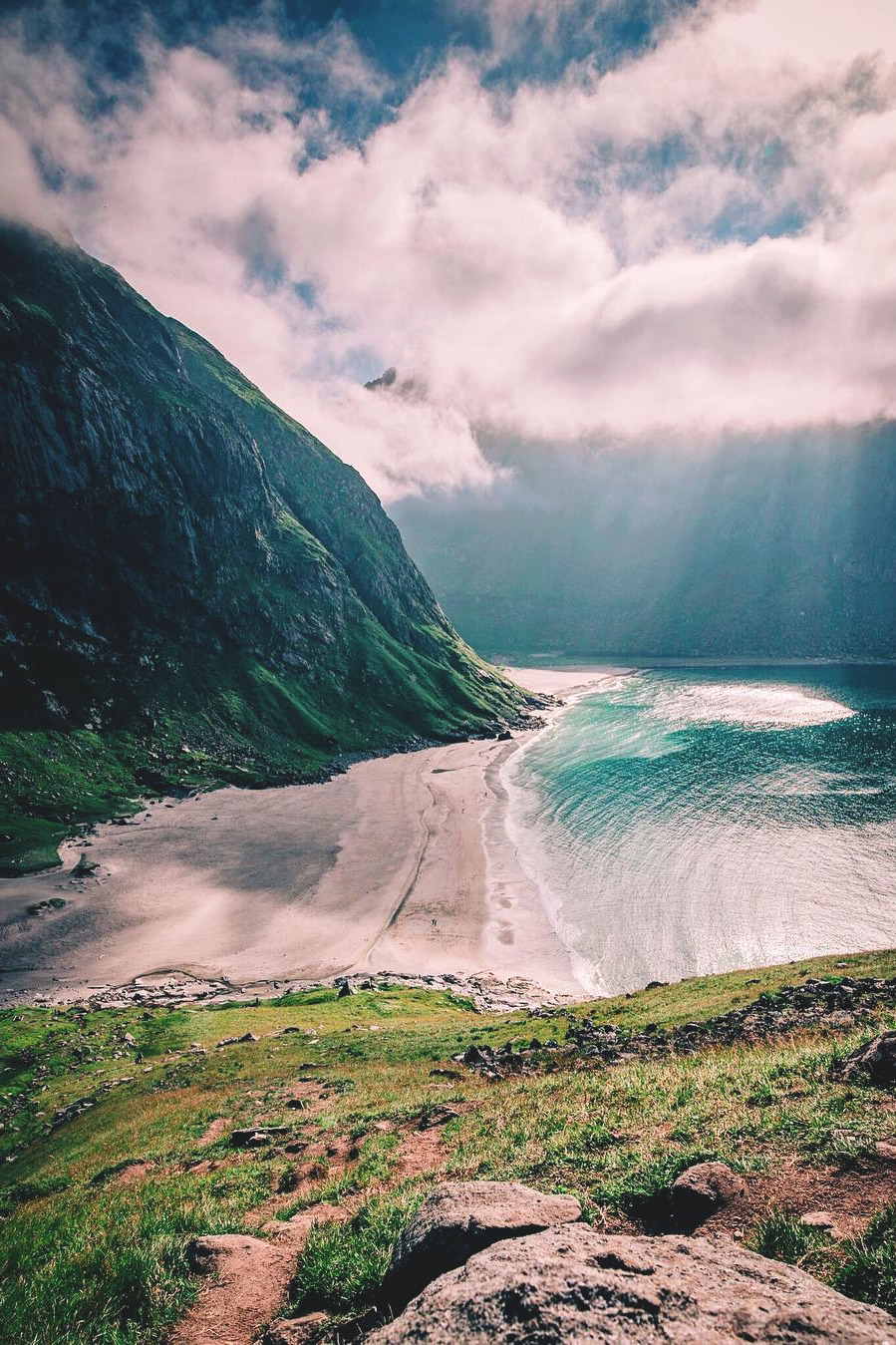 899x1349, 511 Kb / озеро, горы, трава, пляж, облака, камни, пейзаж