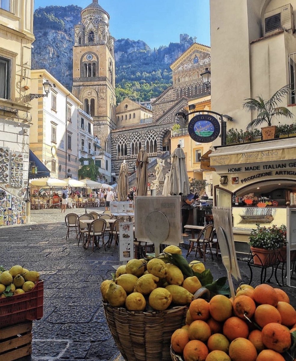 985x1200, 305 Kb / улица, кафе, зонты, стулья, столики, фрукты, апельсины, лимоны, здания, дома, горы, небо, Италия