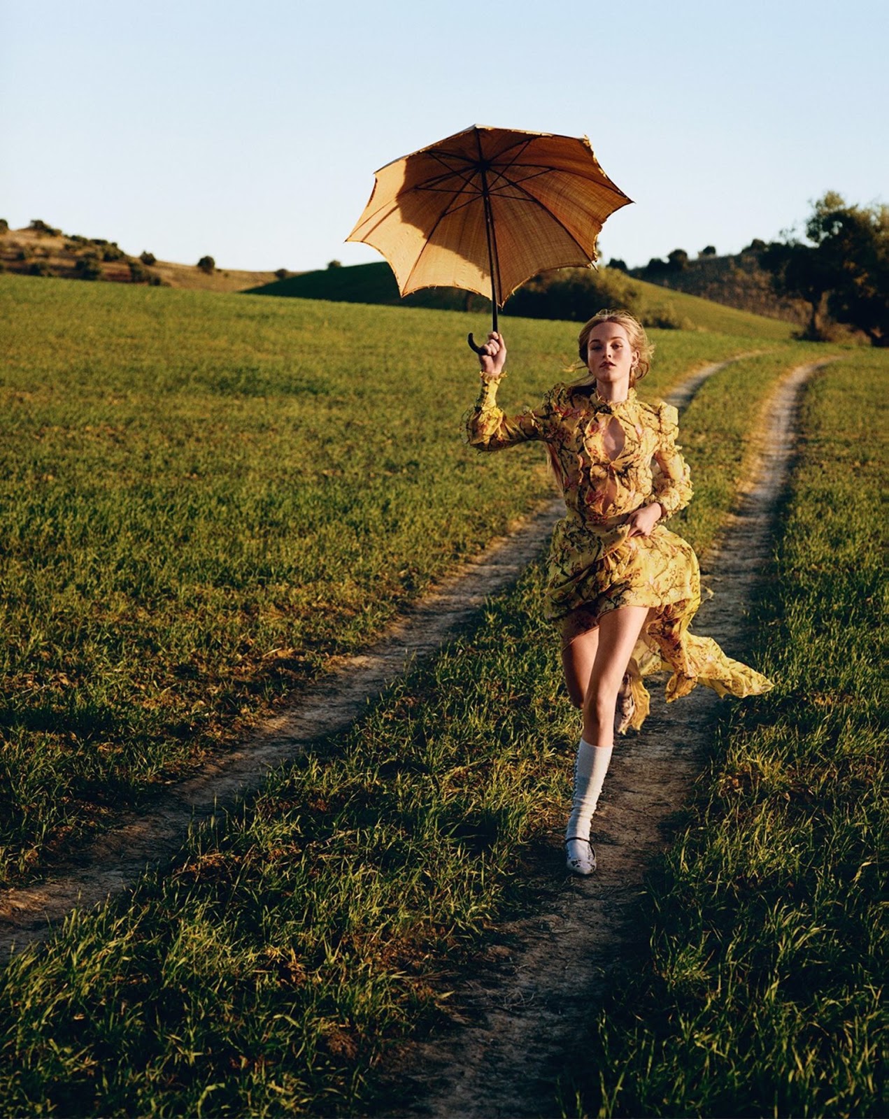 1271x1600, 530 Kb / поле, зонтик, платье, гольфы, бежит, Jean Campbell