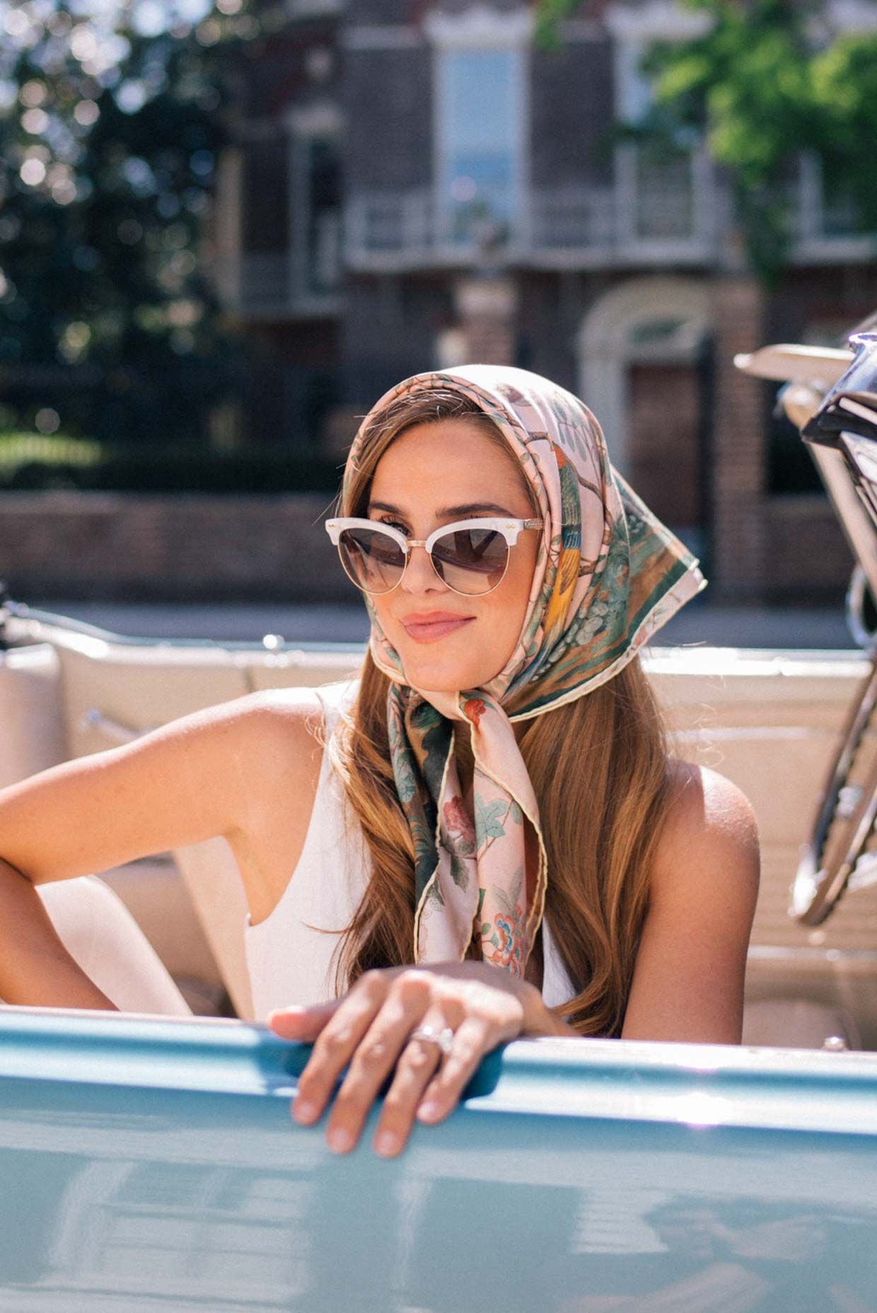 1240x1856, 220 Kb / кабриолет, авто, косынка, платок, солнечные очки, улыбка