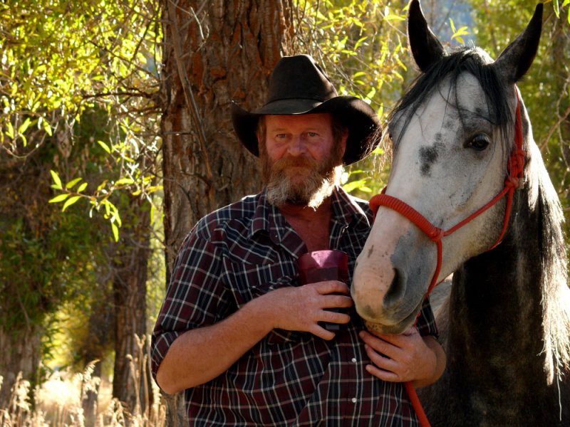 800x600, 126 Kb / лошадка, бородатый дядька