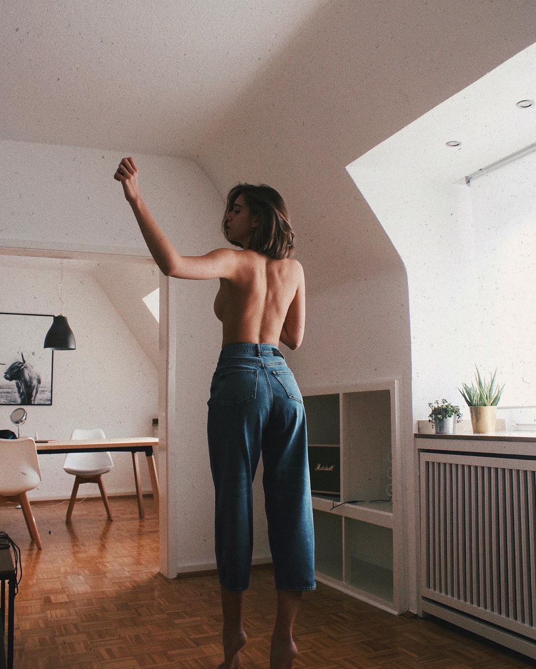 1080x1348, 225 Kb / окно, стол, стулья, джинсы, топлесс, сзади, Vanessa Berg