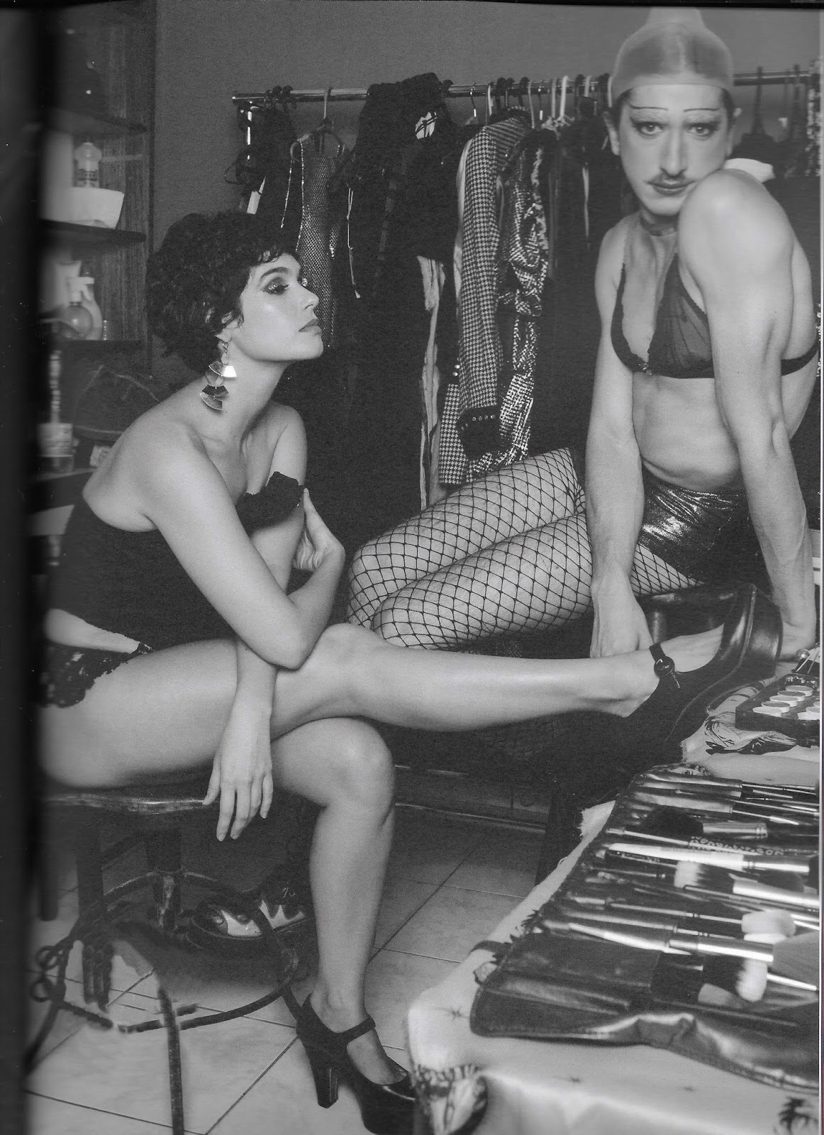 1162x1600, 420 Kb / гримёрка, сеточка, девка, чудак, ч/б, Maria Flor