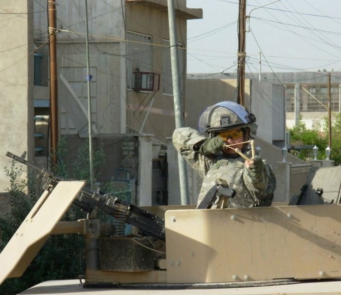 700x605, 80 Kb / рогатка, шлем, пулемёт, солдат