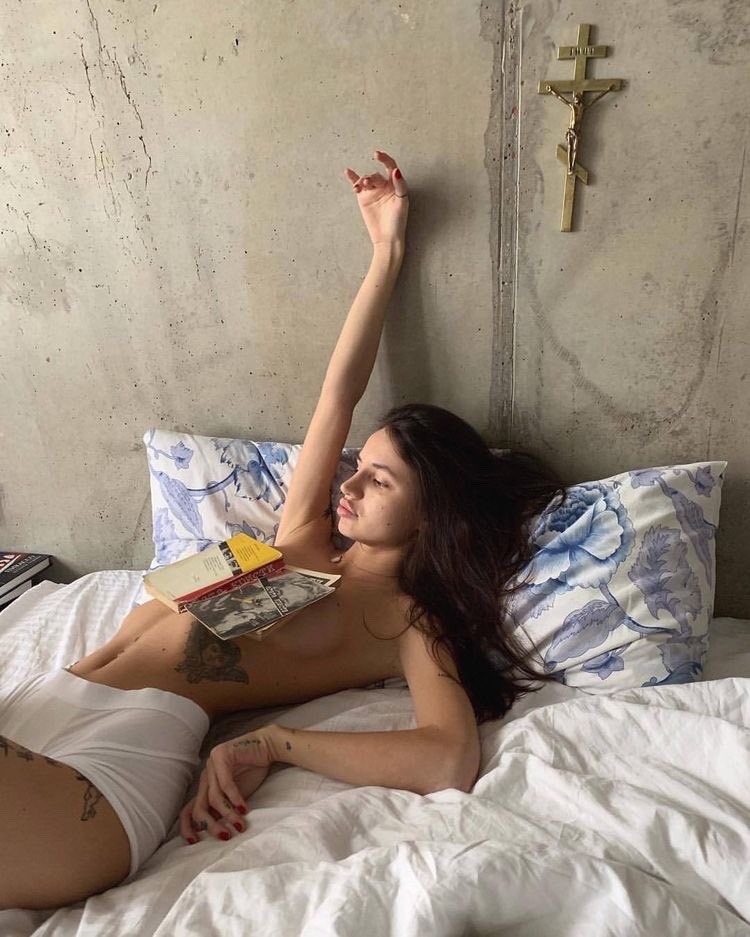 750x937, 131 Kb / девка, распятие, книга, губищи, томная, тату, коза