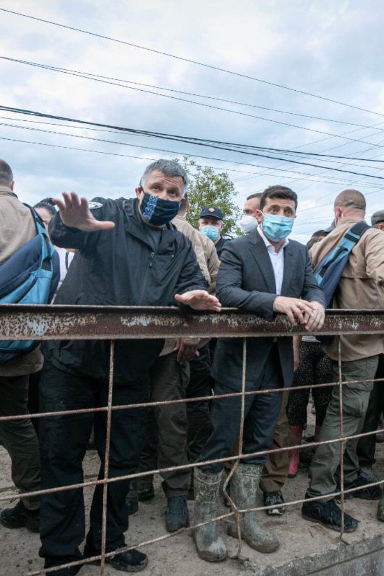 750x1124, 158 Kb / аваков, сапоги, грязь, зеленский, взгляд, маска