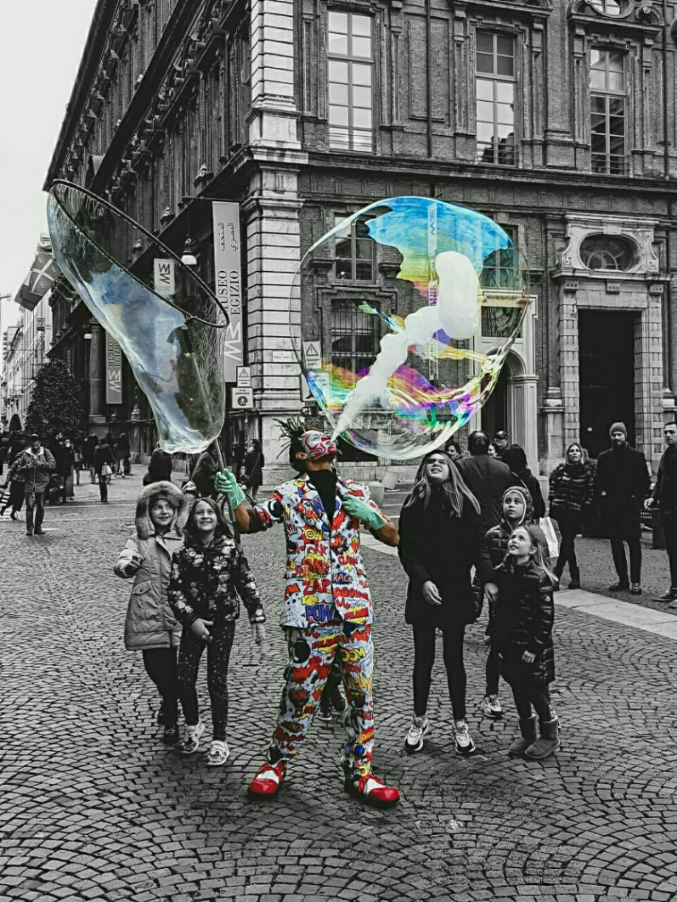 960x1278, 562 Kb / клоун, улица, пузырь, дети