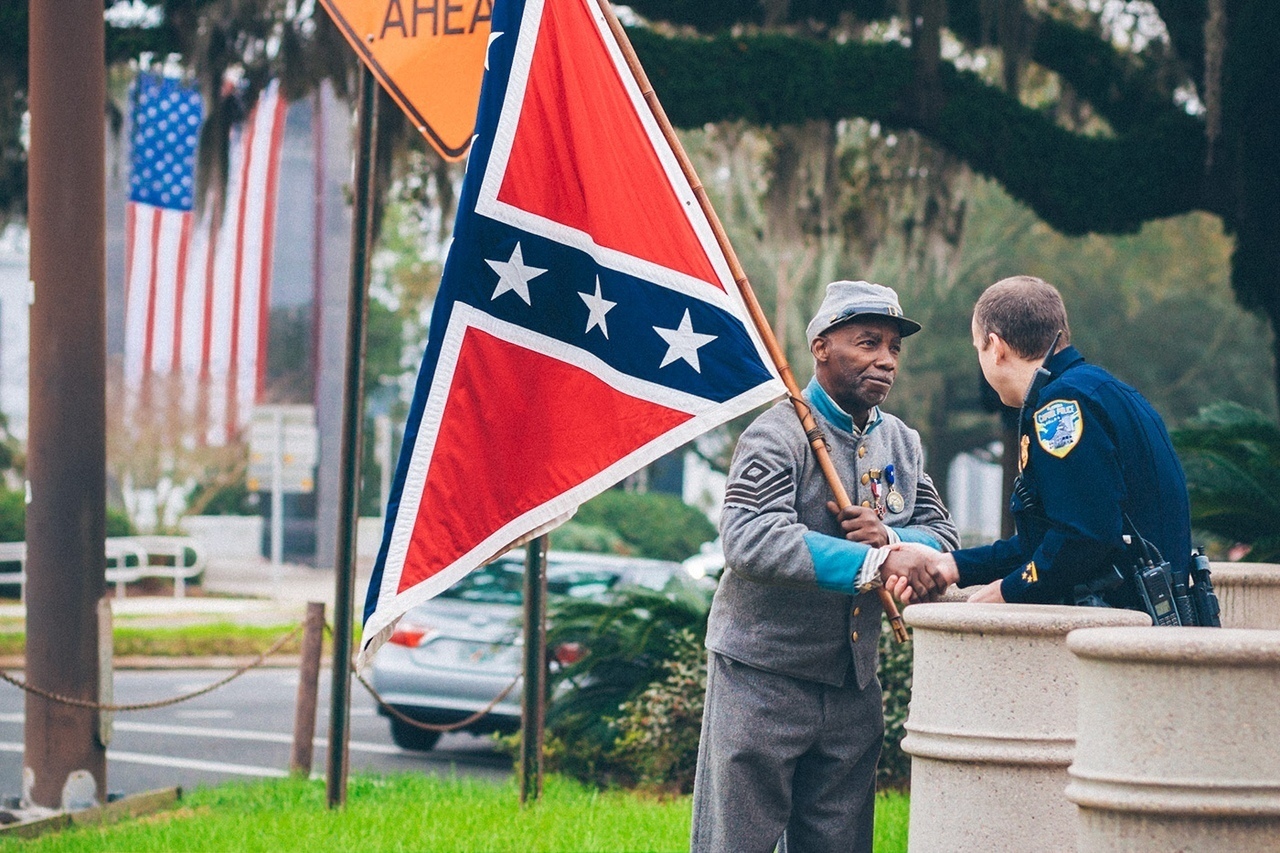 1280x853, 531 Kb / Негр, флаг, США, рукопожатие, полицейский