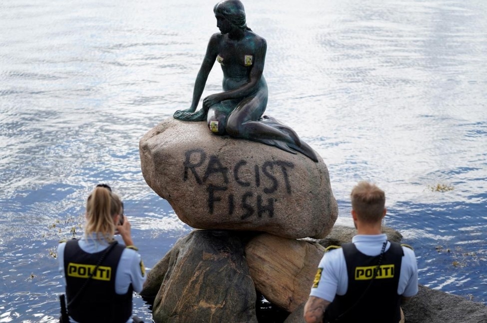 975x648, 203 Kb / Политота, русалка, камень