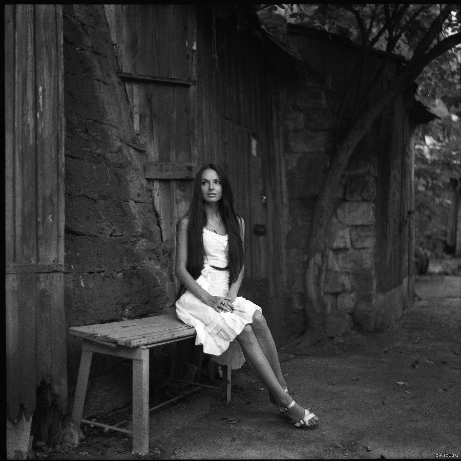 900x900, 275 Kb / женщина, ч/б, платье, стена, ворота, лавочка