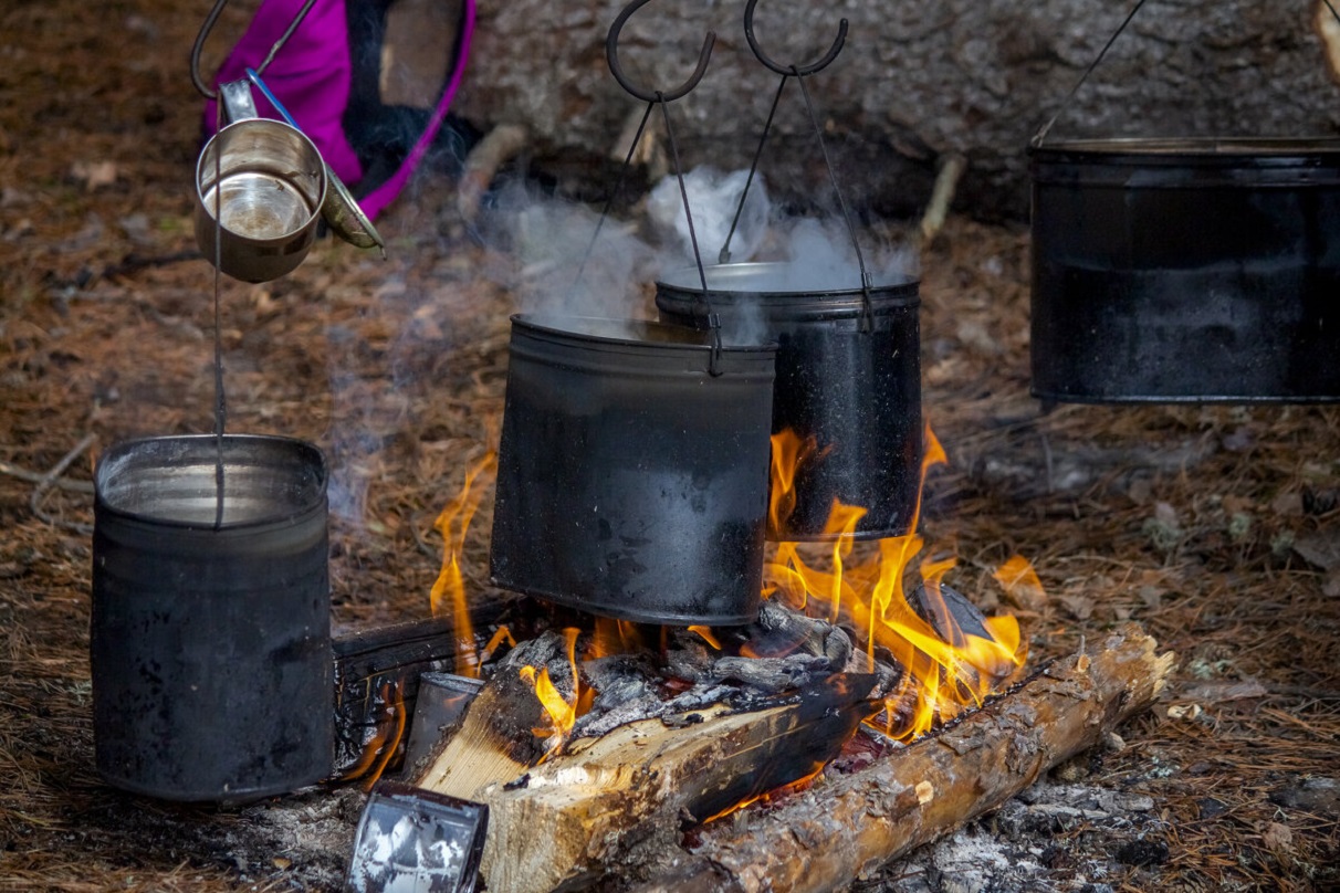 1212x808, 365 Kb / котелок, огонь, костёр