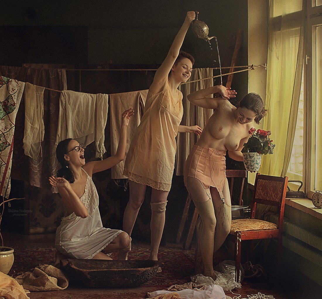 1100x1023, 236 Kb / белье, чулки, женщины, окно, корыто, чайник, вода, горшок, цветок, стулья, David Dubnitskiy, Давид Дубницкий