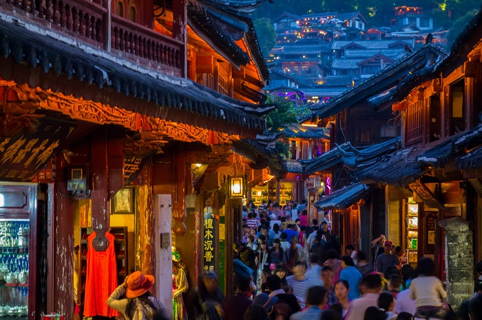 700x466, 177 Kb / Китай, люди, фонари, вывески, дома