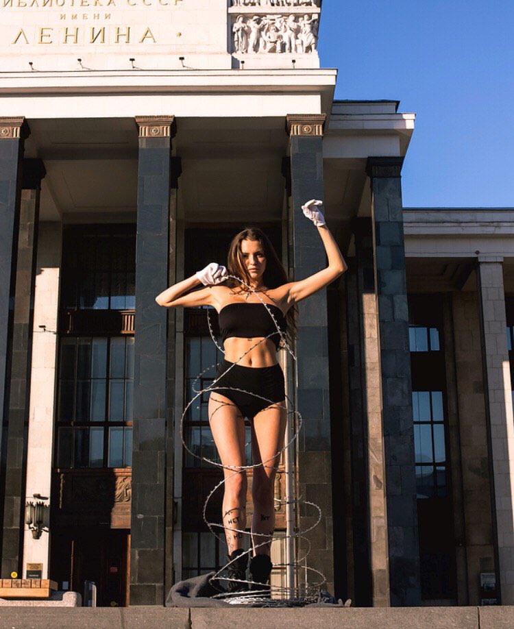 750x918, 128 Kb / проволока, колючая, егоза, ленин, протест, перчатки