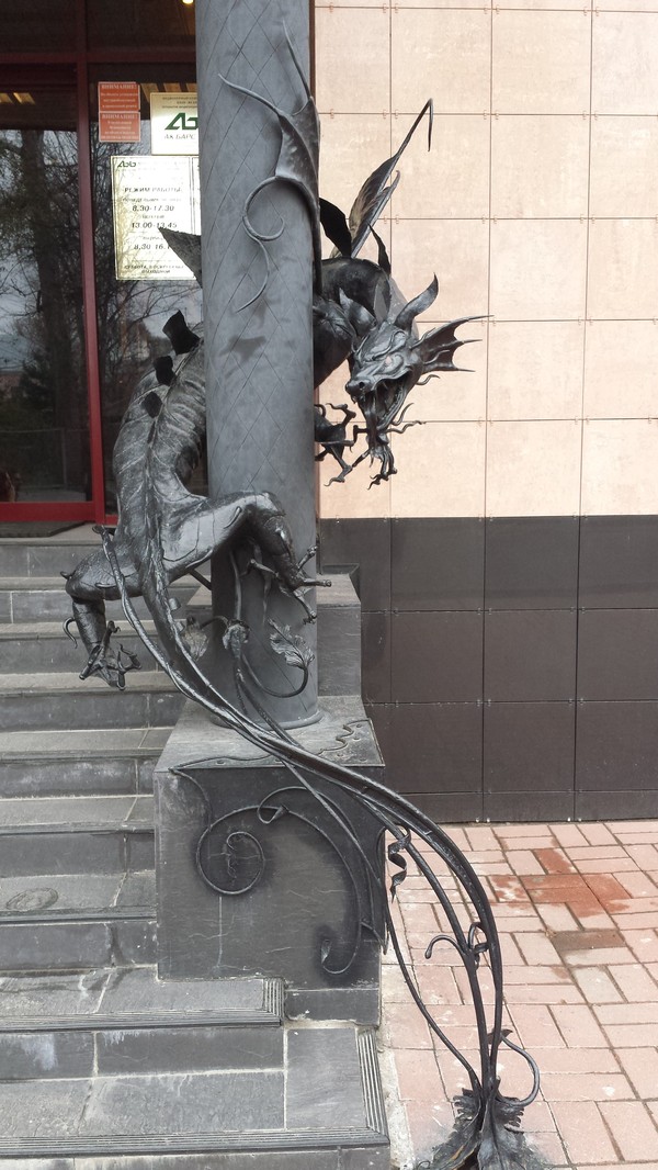 600x1066, 174 Kb / ступени, колонна, дракон, ковка, перила