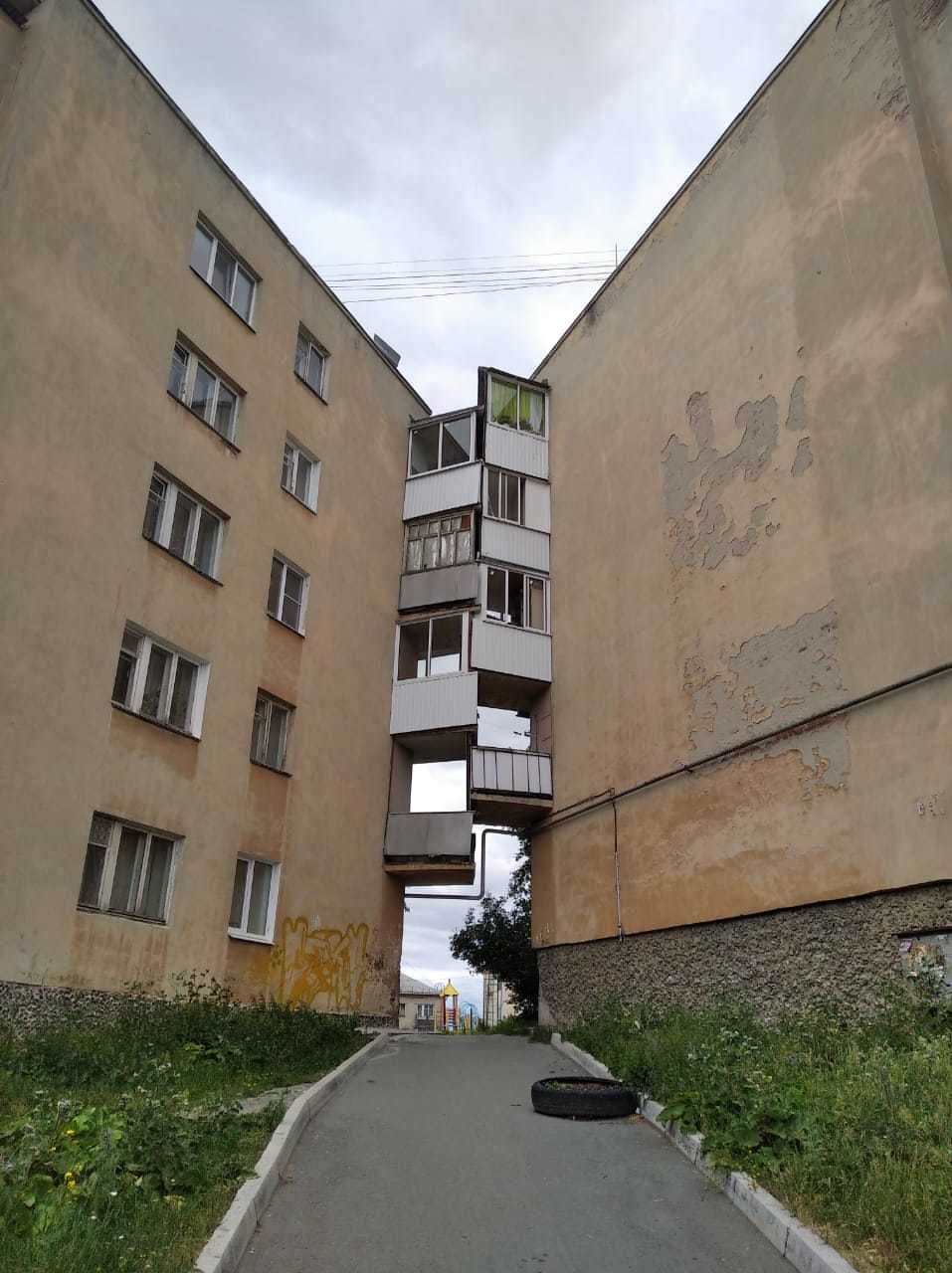 957x1280, 94 Kb / дома, балконы, угол, трава, окна, шина