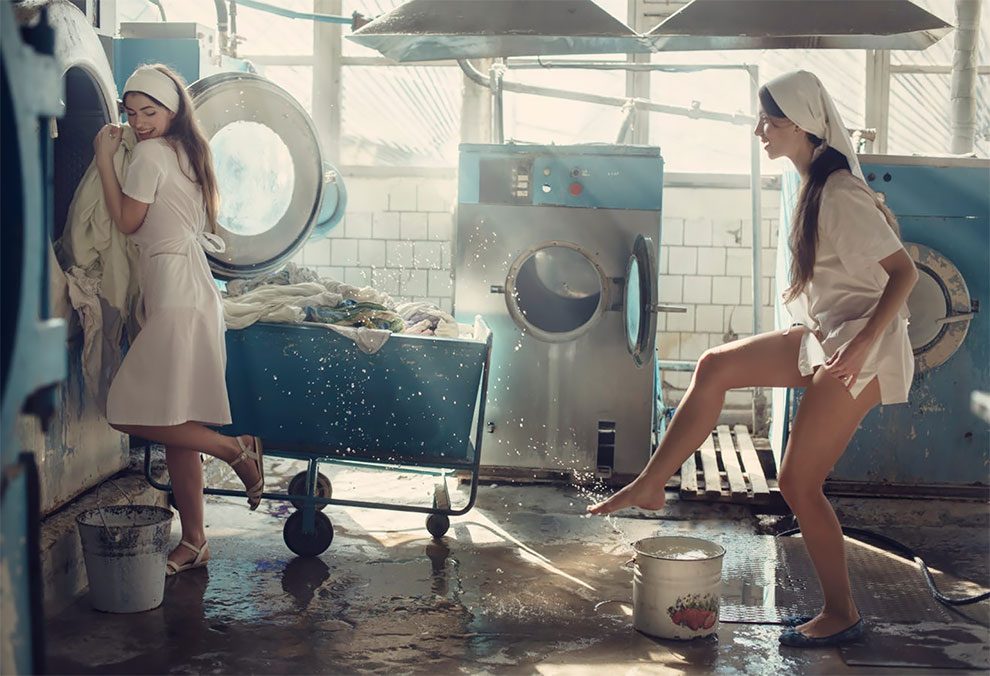 990x676, 119 Kb / прачечная, халат, кастрюля, платок, вода, брызги, шланг, David Dubnitskiy, Давид Дубницкий, стир+машин, кафель, плитка, девушки, девки, ведро, солнце, вытяжка, смех, тележка, белье, стирка, сучки, подруги, веселье