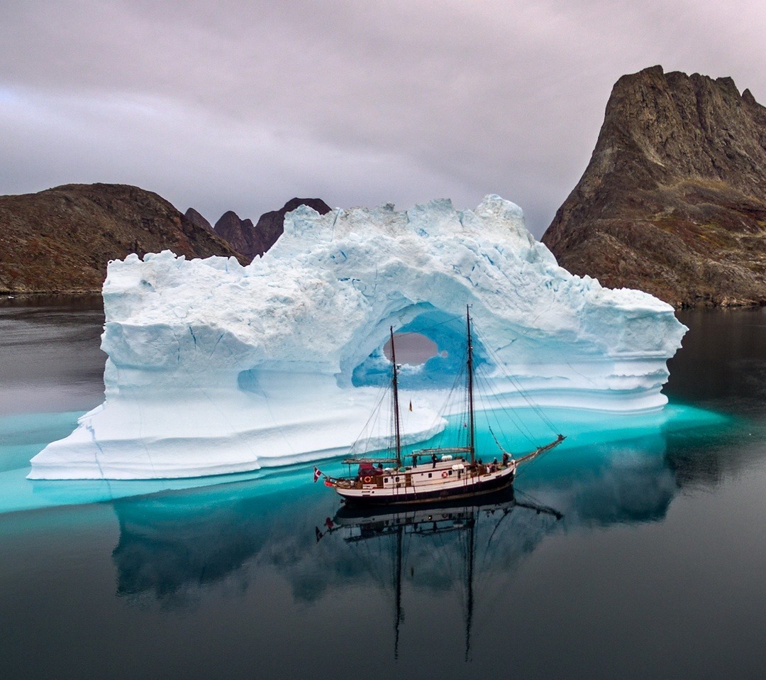 1080x958, 259 Kb / айсберг, парусник, корабль, горы, скалы
