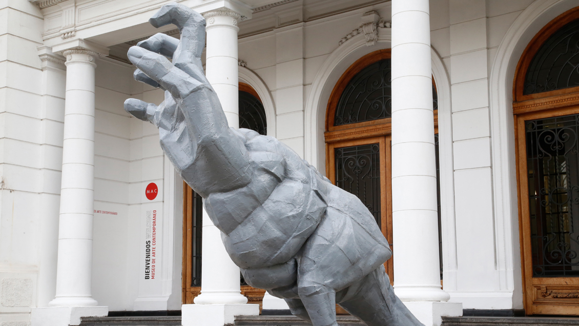 1130x636, 466 Kb / скульптура, рука, рукозавр