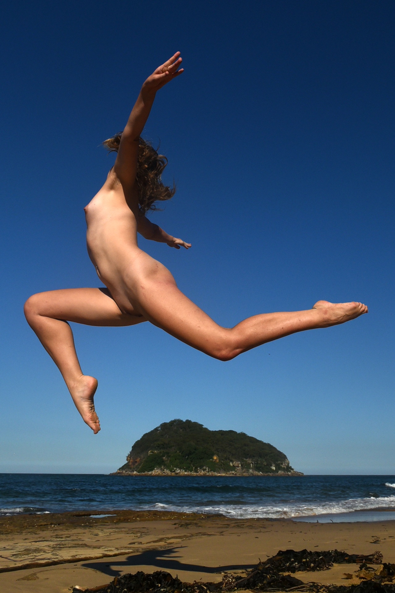 1280x1920, 555 Kb / скала, прыжок, блондинка, пляж, море, остров, andre-j