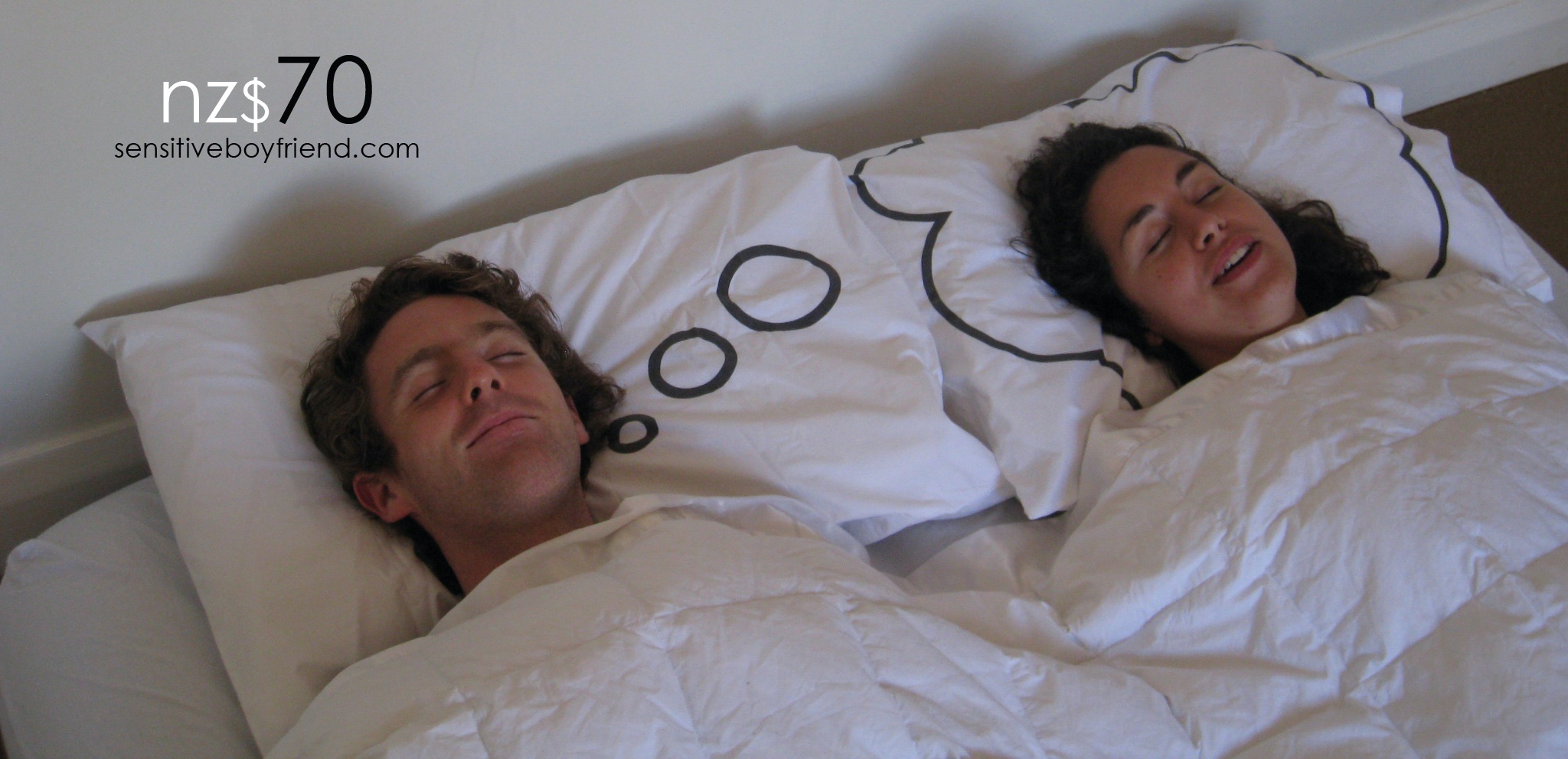 2048x992, 358 Kb / пара, постель, подушки, сон