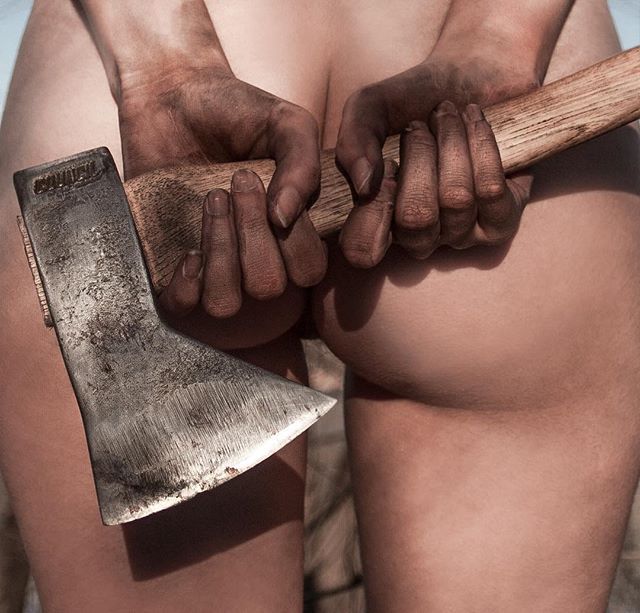 640x613, 66 Kb / Топор, руки, попа