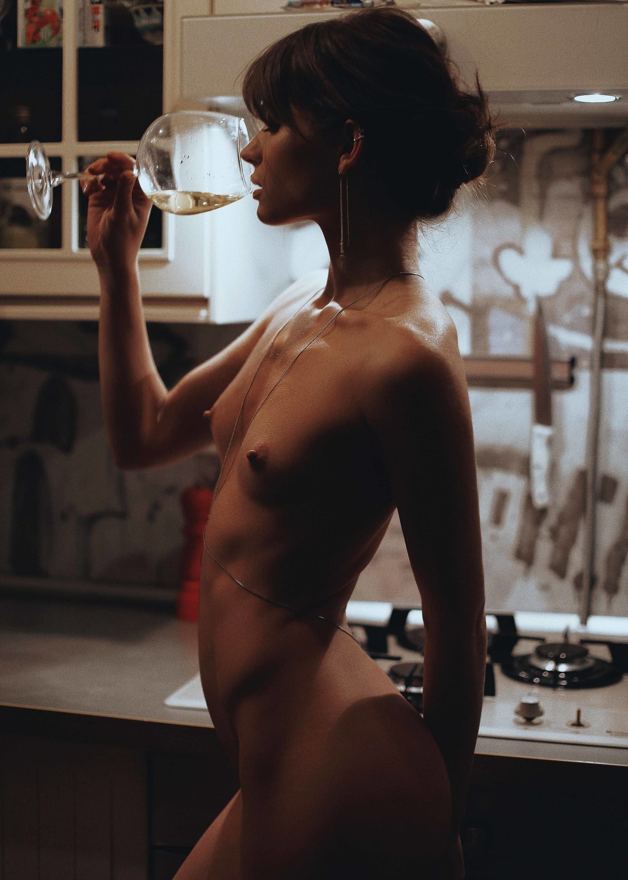 1280x1792, 419 Kb / бокал, кухня, плита, цепочка, вино, нож, Khristina Shtromberger