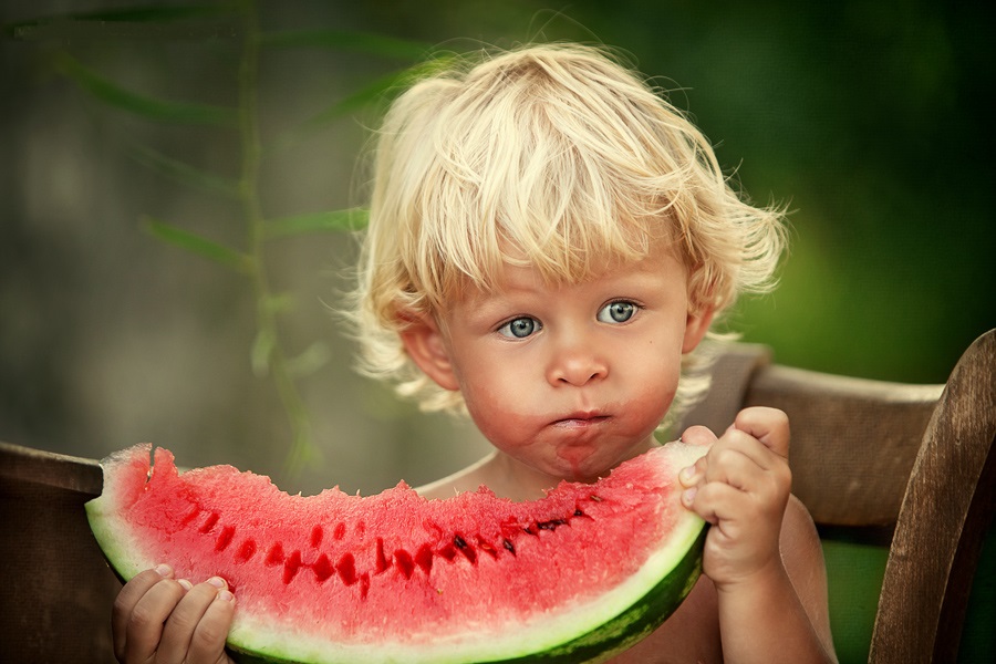 900x600, 138 Kb / мальчик, арбуз, стул