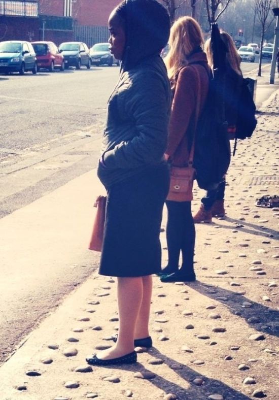 550x788, 79 Kb / улица, негритянка, ноги, лицо