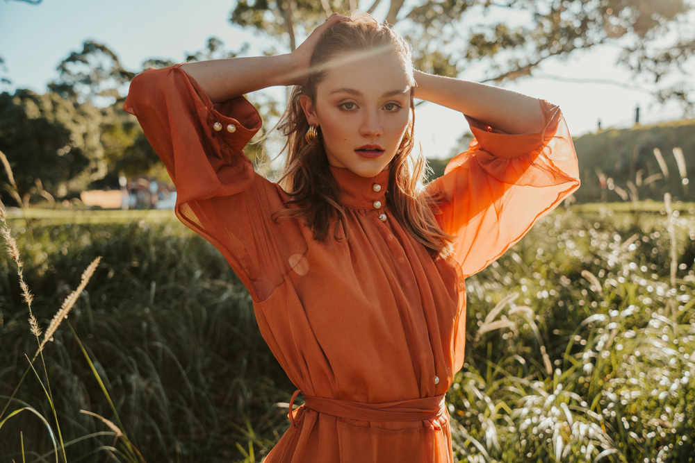 1000x667, 597 Kb / Шарлотта, поле, платье, волосы