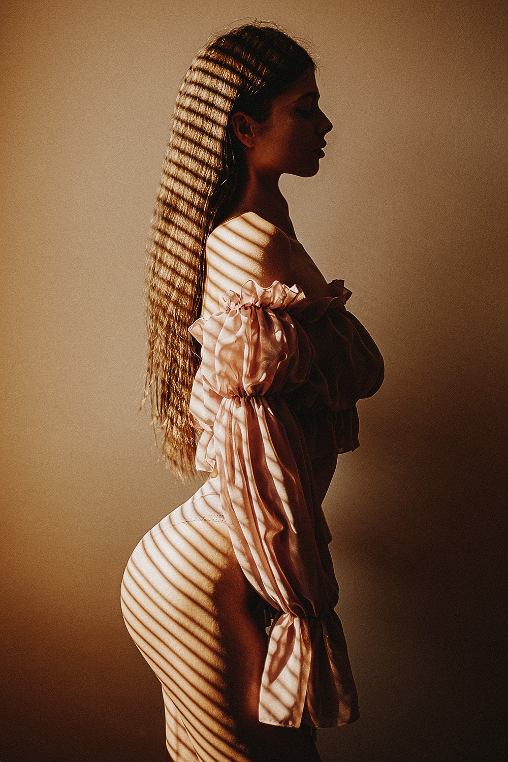 1000x1500, 478 Kb / Karola Chuchla, шатенка, жалюзи, свет, блузка