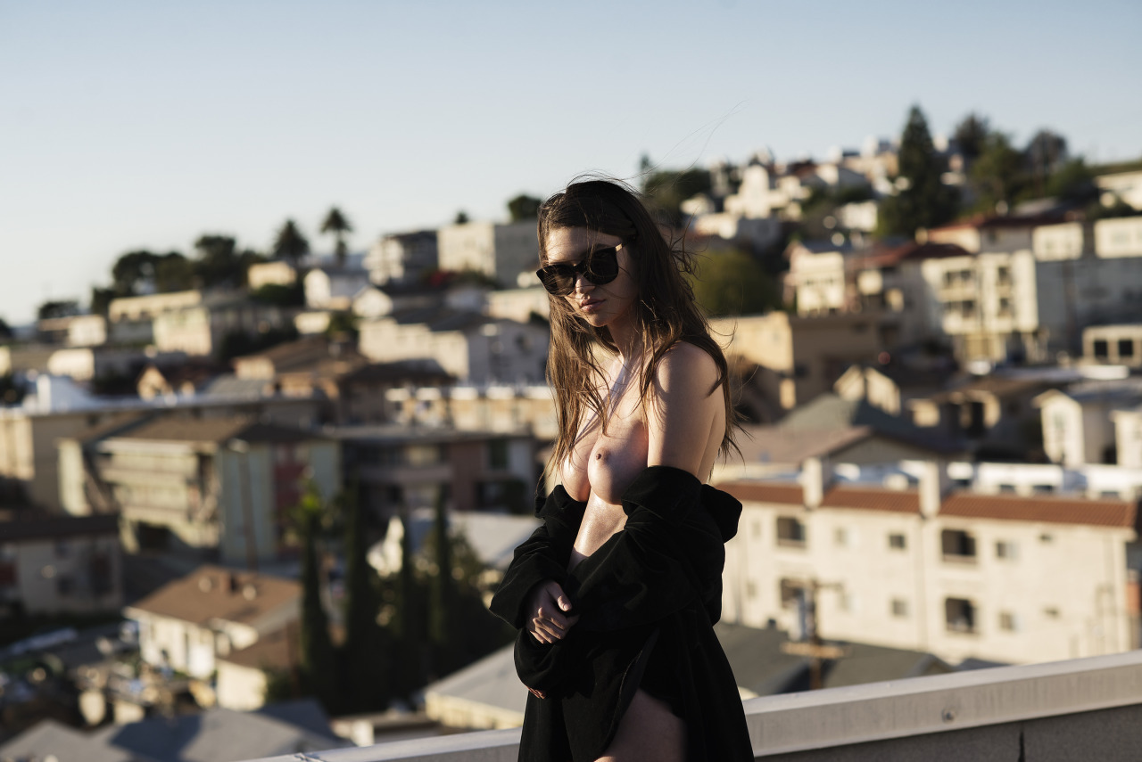 1280x855, 200 Kb / город, пальто, плащ, очки, крыша, Elizabeth Elam